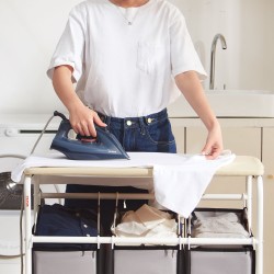 Pyykkilajittelukärry rautarungolla kolmella irrotettavalla kangaspussilla silityslaudalla lukittavilla pyörillä