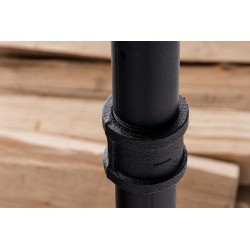 Tyylikäs ja käytännöllinen takkapuuteline pyörillä teolliseen tyyliin