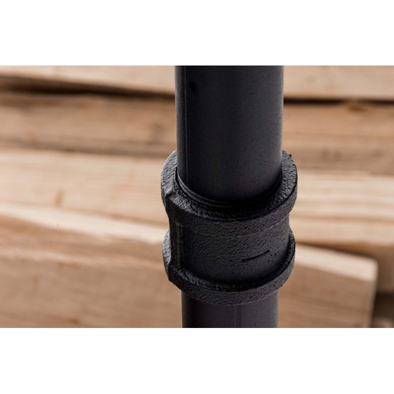 Tyylikäs ja käytännöllinen takkapuuteline pyörillä teolliseen tyyliin