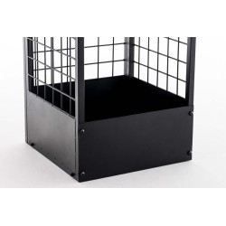 Musta metallinen polttopuuteline ristikkomuotoilulla ja lisähyllyllä