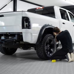 Toisiinsa lukittuvat autotallilaatat PP-muovi 305×305×13 mm 25 kpl kaksipuolinen liukuestopinta hopea