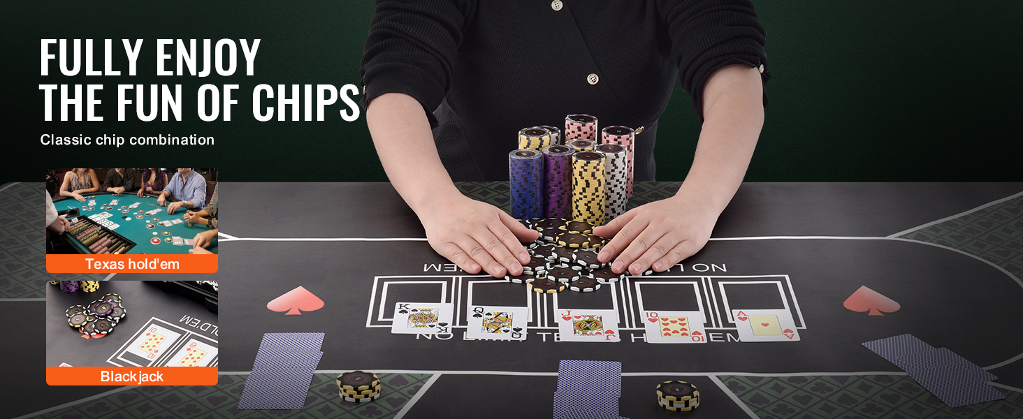 Kokonainen pokerisetti pöydällä
