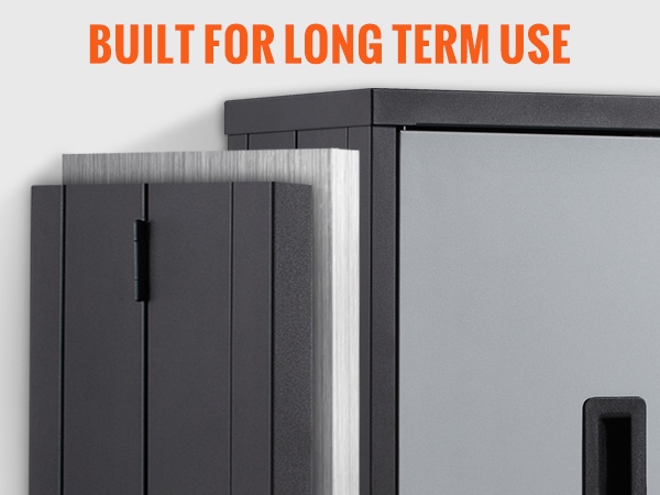 Kylpyhuoneen seinäkaapin avoin hylly